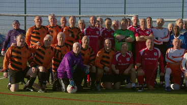 Gruppenbild mit älteren Fußballspielern