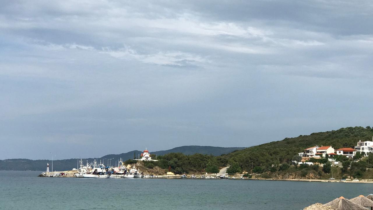  Touristen und Einheimische genießen Strand und Meer.