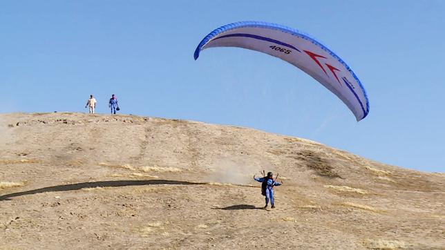 Irak: Gleitschirmfliegen auf Hügeln bei Mossul – für junge Iraker ein Glücks-Gefühl