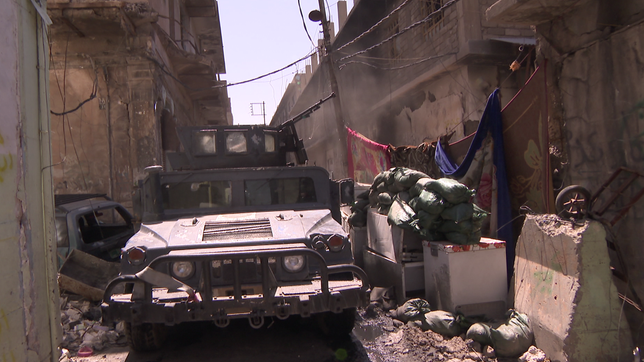 Panzerwagen in enger Gasse