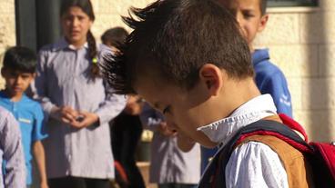 Inzwischen besucht der Junge eine Schule.