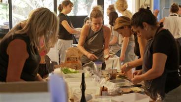 Frauen bereiten Essen zu 