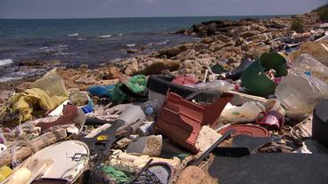 Plastikmüll an Strand