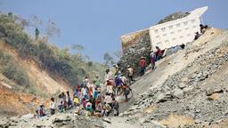 Wieder bringt ein LKW den Abraum aus der Mine. Die grossen, wertvollen Jadebrocken hat sich die Mine längst selbst gesichert. Aber auch im Abraum können Schätze schlummern. Der Traum vom grossen Jade-Fund zieht Männer aus ganz Myanmar in die Jade-Minen. 