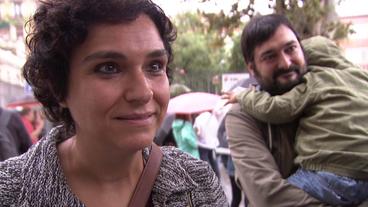 Montse Masamunt mit ihrem Ehemann auf der Straße in Barcelona.