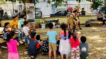 Clowns beim Auftritt mit Kindern 