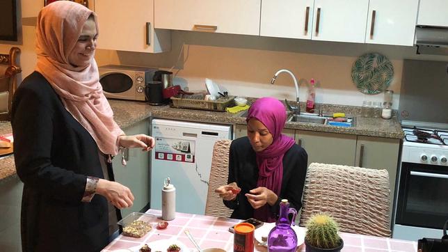 Frauen beim Kochen in Küche