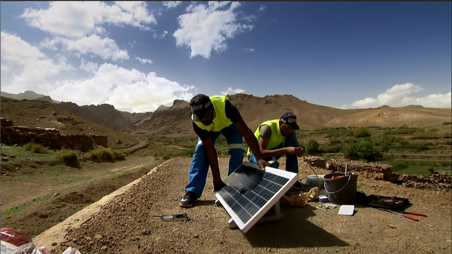 Marokko: Solar-Installateur Jaouad Ait Rabeh installiert Solarzellen im Hohen Atlas auf Häuserdächer