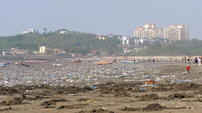 Mit Müll übersäter Strand