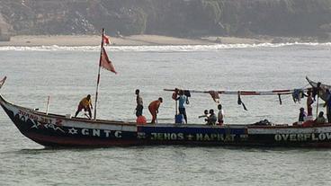 Ein Fischerboot an der Küste von Accra.