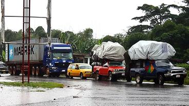 Mehrere Autos stehen an einer Straße.