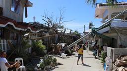 Menschen unterhalten sich auf einer Straße von Malapascua Island