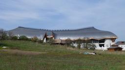 Außerdem erhält das Dörfchen ein nagelneues Fußballstadion, in das 3500 Zuschauer passen sollen.