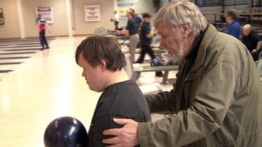 Toni Välitalo beim Bowling mit Vater Kyösti Välitalo