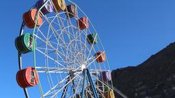 Sogar ein Riesenrad gibt es in dem Kabuler Vergnügungspark. Die Fahrgeräte bringen etwas Farbe in den sonst oft so harten und grauen Alltag der Menschen in Kabul. 