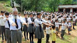 Durga Kami geht in die zehnte Klasse. In der Schule ist er Opa und Mitschüler zugleich.