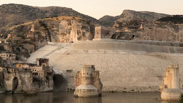 Türkei: Teile der Altstadt und des Stausees bei Hasankeyf