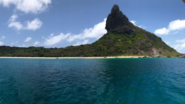 Eine Insel im blauen Meer mit einer besonderen Felsfomation