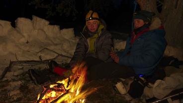 Guro und Kesia am Lagerfeuer