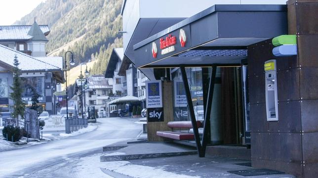 Menschenleere Straße in Ischgl