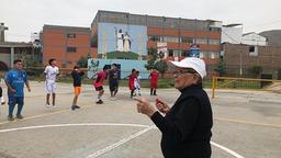 Seit 44 Jahren steht María Angélica Ramos auf dem Bolzplatz aus Beton im Viertel El Trebol in Peru.