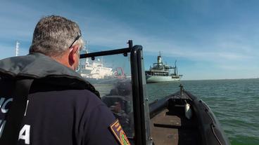 Polizist auf Polizeiboot