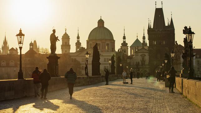 Die Karlsbrücke in Prag ohne die sonst üblichen Touristenströme - hier am 9. April.