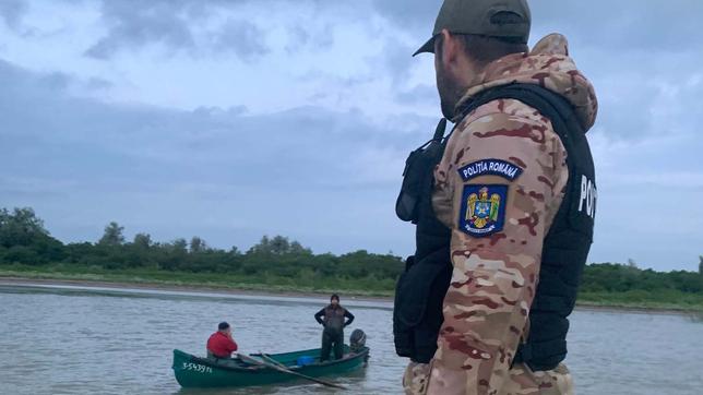 Polizist kontrolliert Fischerboot 