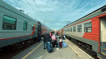 Menschen mit Gepäck auf Bahnsteig