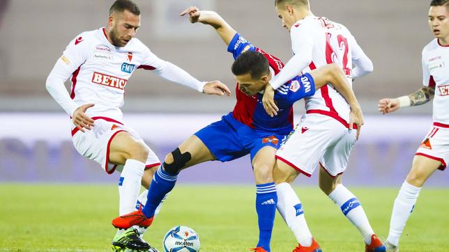 Kevin Bua (M) von FC Basel kämpft mit Pajtim Kasami (l) und Quentin Maceiras (r) von FC Sion um den Ball