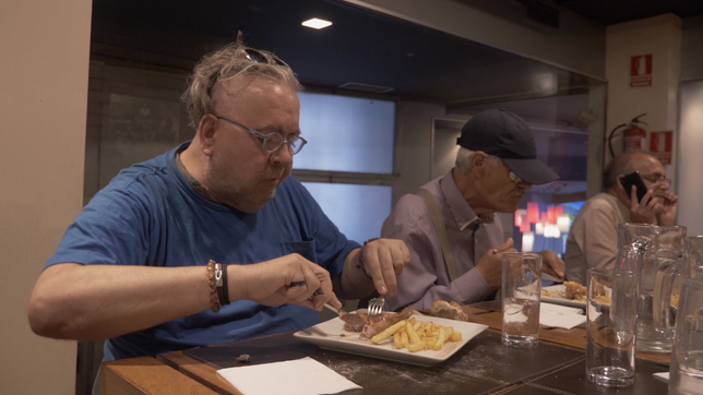 Männer essen im Restaurant. 