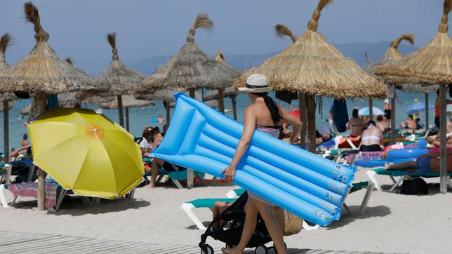 Urlauber entspannen am Strand von Arenal auf Mallorca