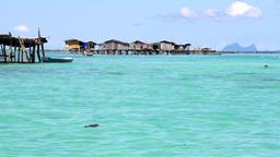 Auch sesshaft suchen die Bajau die Nähe zum Wasser: eine Bajau-Siedlung auf Stelzenhäusern.