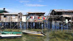 Fast alle Wellblechhütten der Bajau stehen direkt im Wasser. 