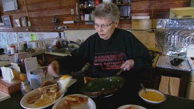 Elsie Eiler bereitet Essen zu 