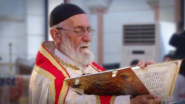 Ein Priester hält Gottesdienst in der Kirche von Derik.