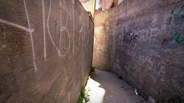 Enge Gasse mit Graffiti an den Wänden