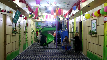 Kinder spielen auf Spielgerüst in unterirdischem Waisenhaus in Aleppo