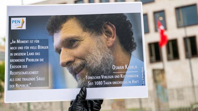 Ein Mann hält bei einer Mahnwache des PEN-Zentrums für den türkischen Verleger und Kulturmäzen Osman Kavala vor der Türkischen Botschaft ein Bild von Kavala