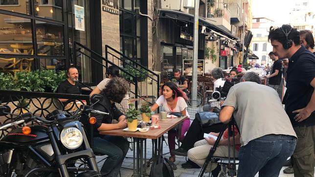 Fernseh-Team dreht ein Interview im Ausgehviertel von Izmir.