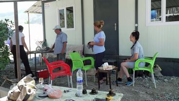 Familie vor Wohncontainer