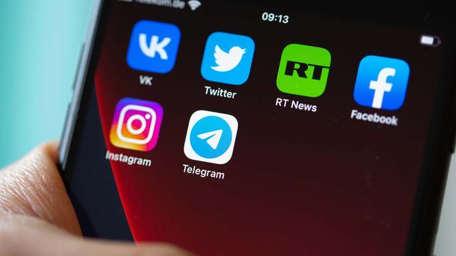 Logos verschiedener Apps, u.a. Telegram und Twitter, auf Bildschirm eines Smartphones 