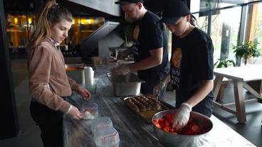 Ukraine: Durch das ukrainische Dnipro rollt eine Welle der Hilfsbereitschaft. In einer lokalen Brauerei kochen sie täglich 1600 Mahlzeiten für Geflüchtete aus dem eigenen Land.