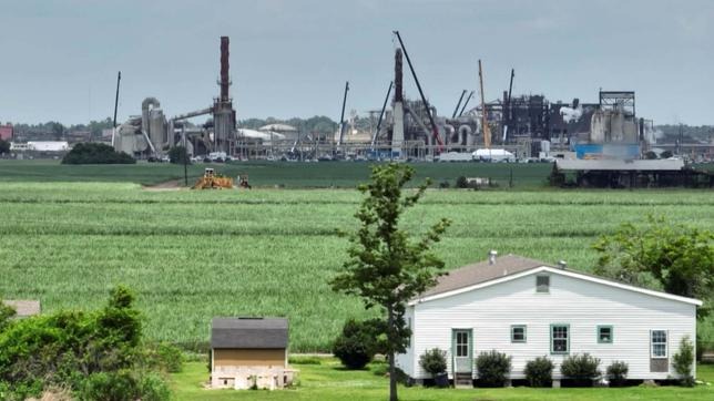 Wohnhaus mit Industrieanlagen im Hintergrund