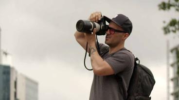 Fotograf Donaldo Barros mit Kamera beim Fotografieren