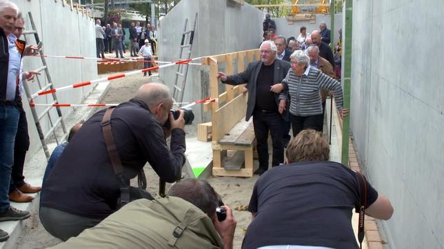 Das Holocaust-Mahnmal: eine Wand aus 102.000 Backsteinen mit eingravierten Namen