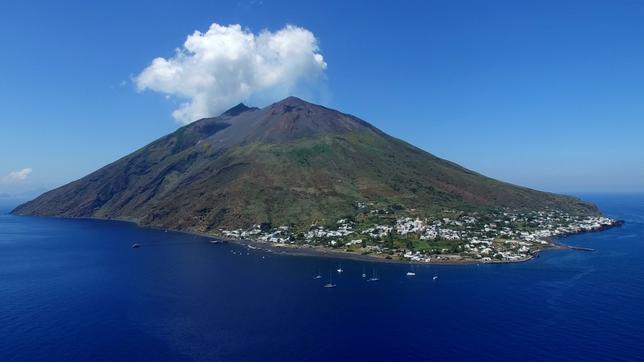 Die Insel Stromboli aus der Luft aufgenommen