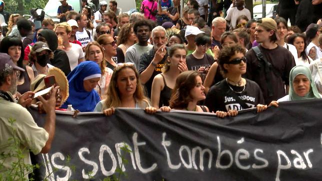 Demonstranten mit einem Transparent