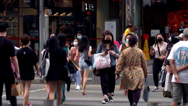 Menschen in einer Straße von Singapur.