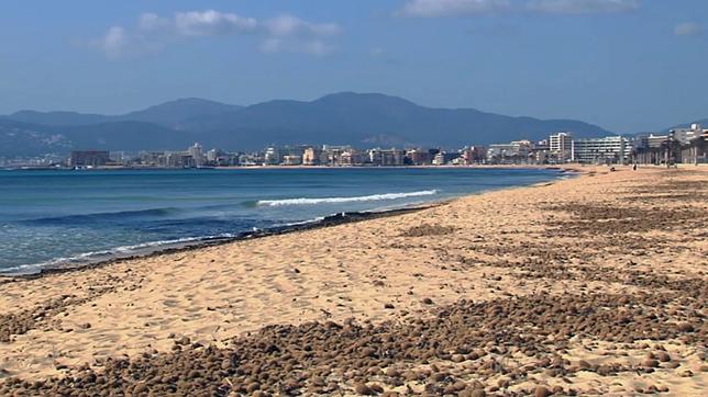 Menschenleerer Strand auf Mallorca.